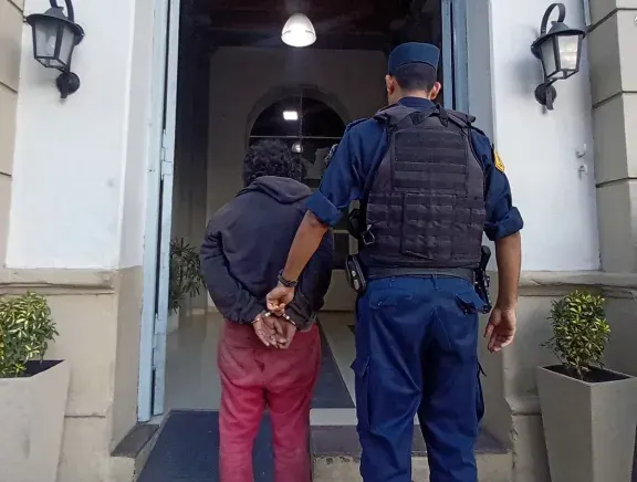 Aprehenden a un hombre por un hurto en una despensa y recuperan el celular