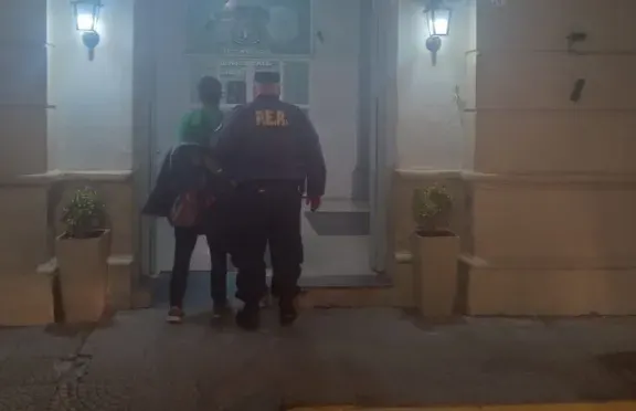 Aprehendieron a un hombre que intentó agredir a un policía durante un procedimiento