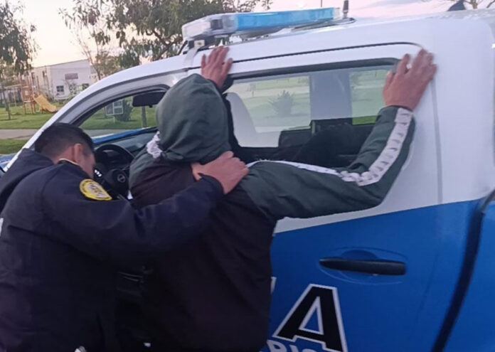 Aprehendieron a un hombre que intentó robar tubos de aluminio