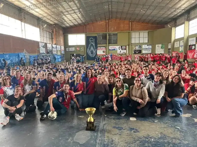 Aqueos y Troyanos, una pasión que atraviesa generaciones en el Bachillerato Humanista