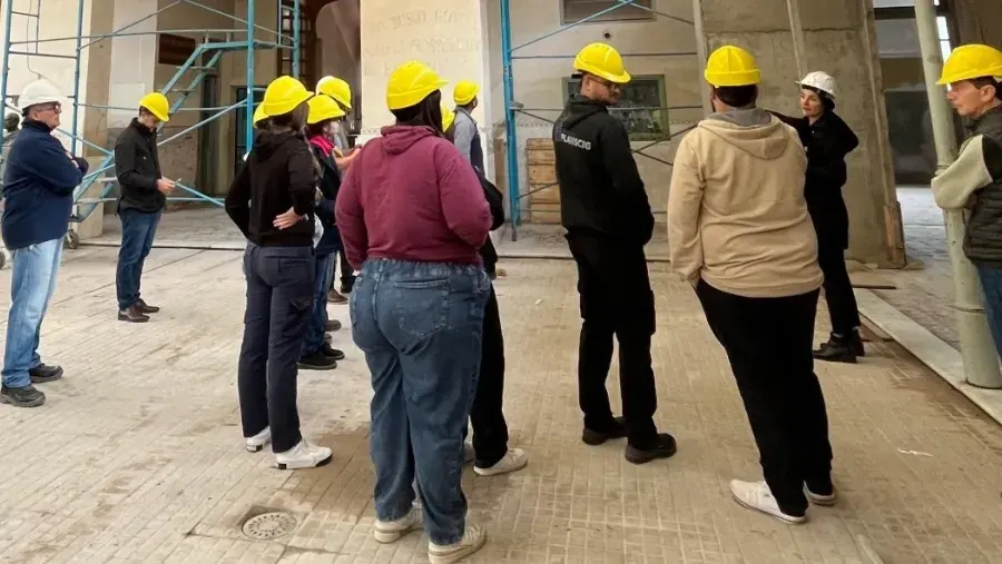 Aranda recorrió los trabajos de restauración de la escuela independencia