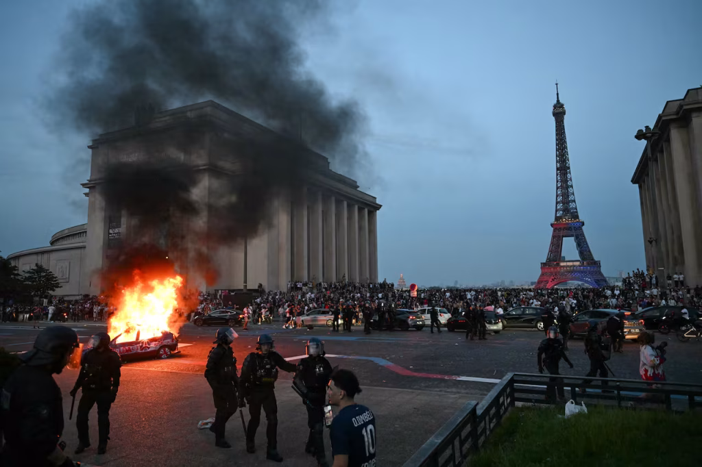 ¡Arde París!