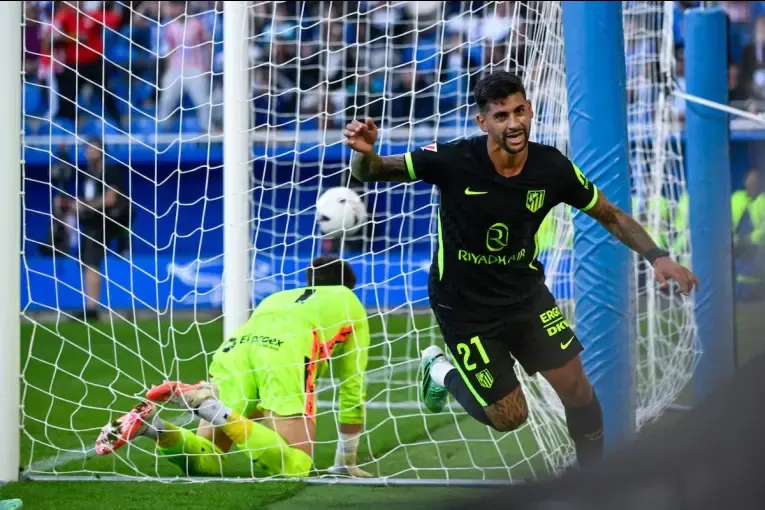 Atlético de Madrid venció a Alavés con un gol agónico del Cuti Romero y una destacada actuación de Julián Álvarez