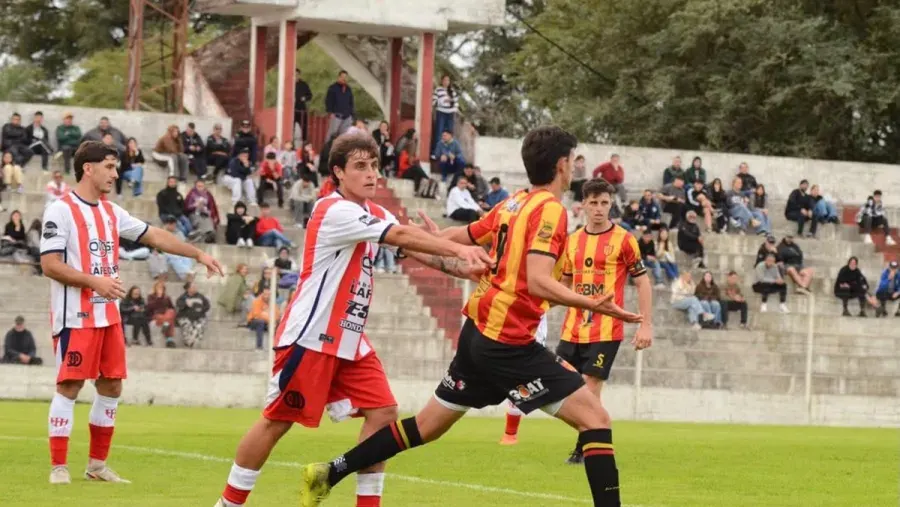 Atlético Paraná y Neuquen abren la serie por el Regional Amateur