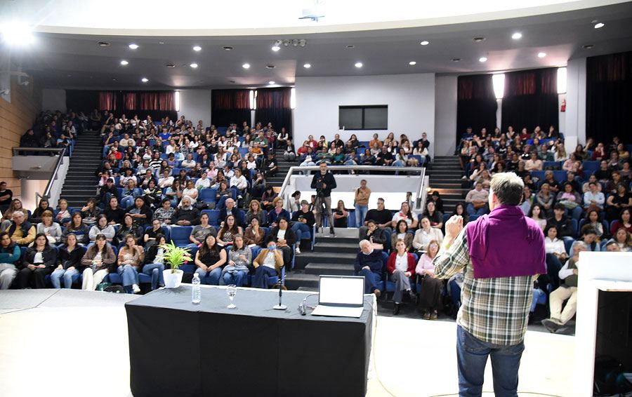 Auditorio repleto para la charla sobre “Infancias y adolescencias”