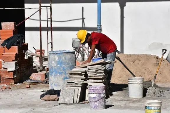 Aumento para albañiles: cuánto cobran por hora en octubre