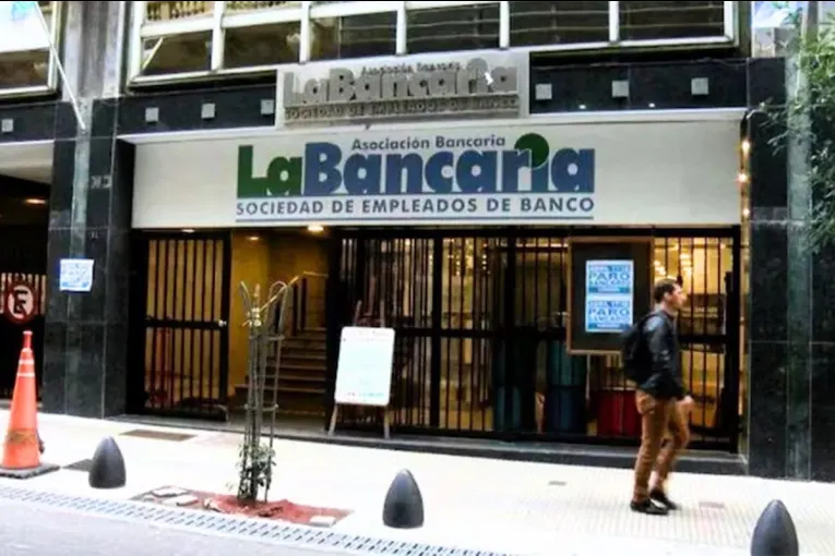 Aumento para bancarios: el sueldo inicial superó los $2,6 millones y habrá un bono de $2,2 millones