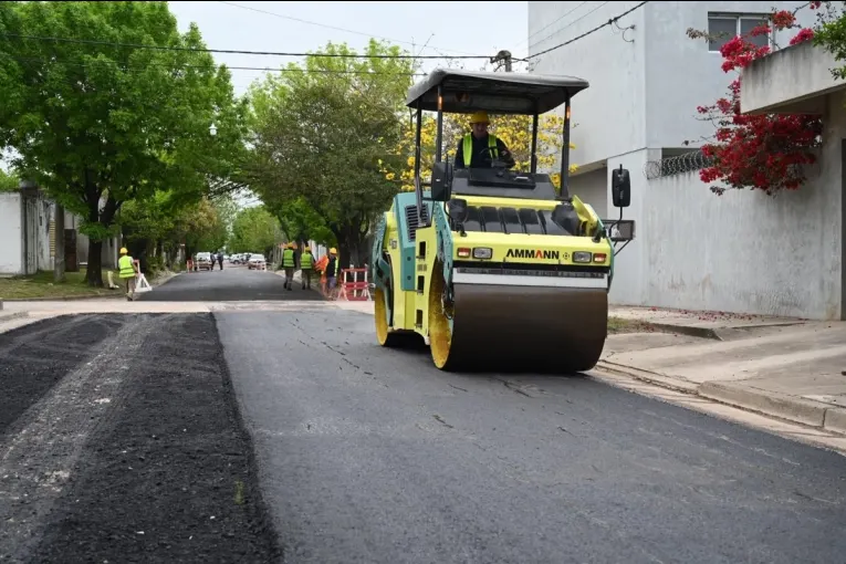 Avanza el asfaltado de calle López y Planes, entre Gervasio Méndez y Martínez Paiva