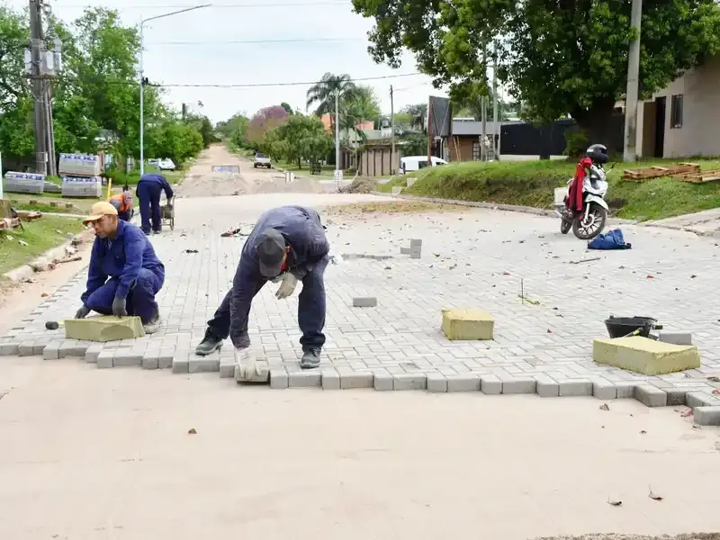 Avanza el pavimento articulado en calle Misiones
