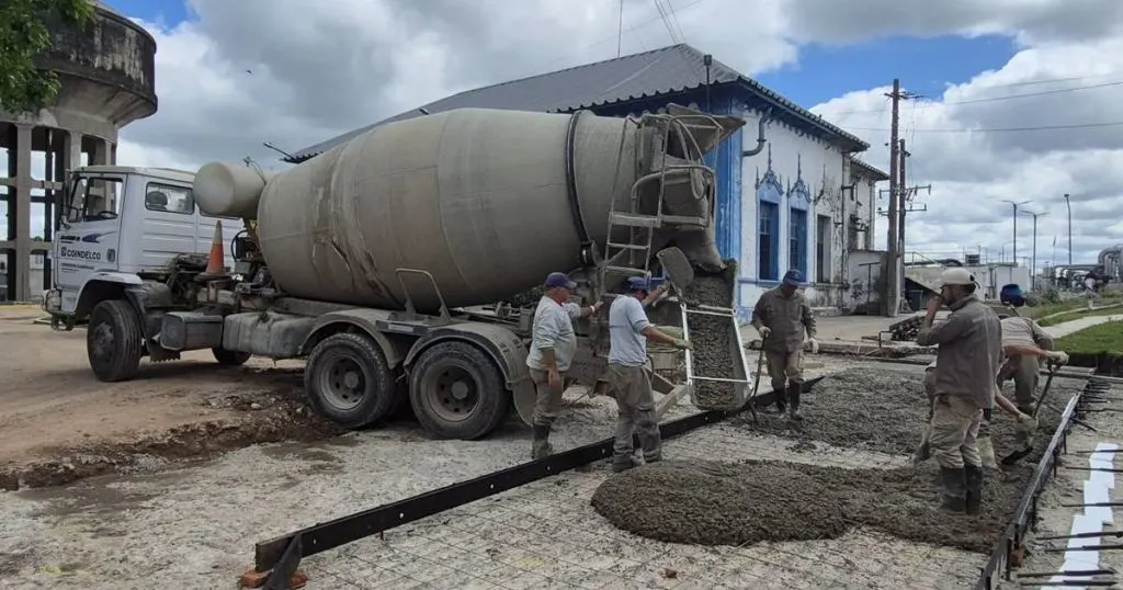 Avanza en la reconstrucción completa del acceso este al predio de Obras Sanitarias