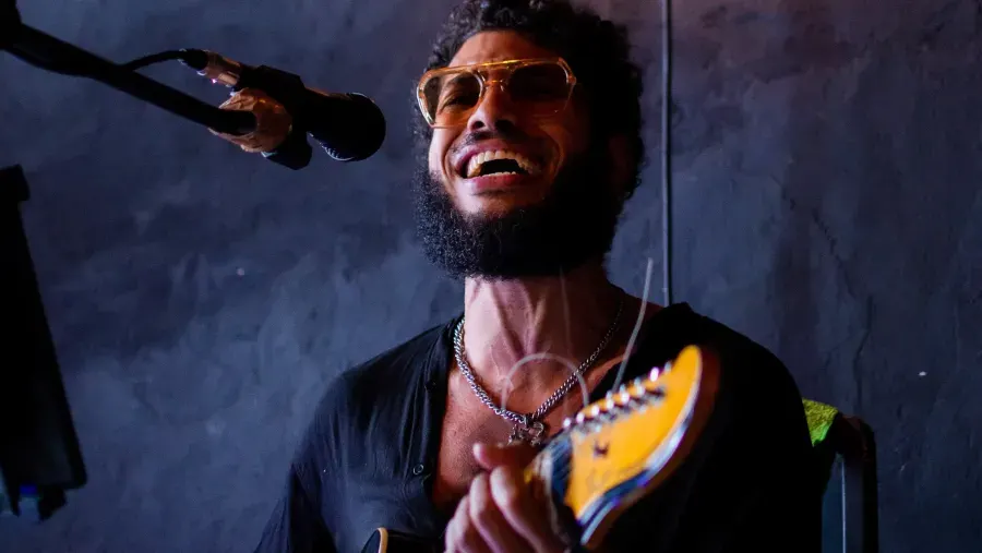 Ayán, El Brahman, llega al Centro Cultural Juan L. Ortiz con músicas de Brasil, Argentina y canciones propias