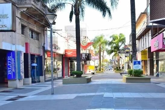 Azcué libera el estacionamiento los miércoles por la tarde para incentivar las ventas. Ahora sí, a comprar en masa
