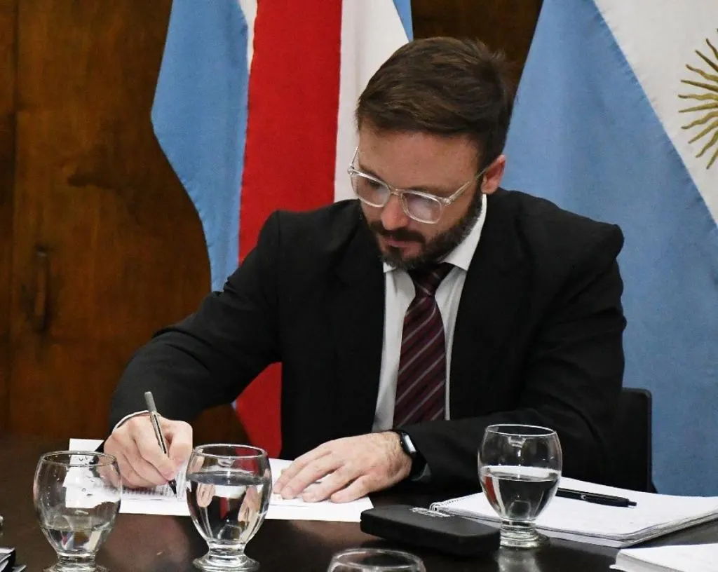Azcué rescindió una obra de agua y cloacas adjudicada en 2018: la empresa devolverá dinero con horas de retroexcavadora