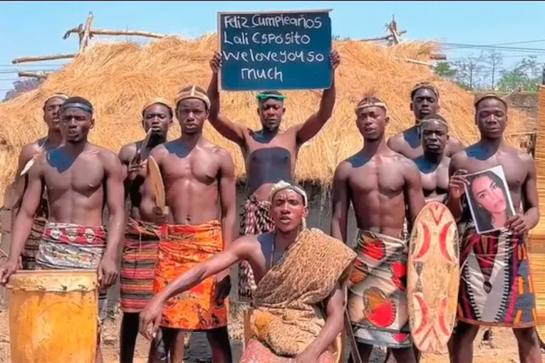 Bailarines africanos le cantaron el feliz cumpleaños a Lali Espósito y la cantante reaccionó al video viral