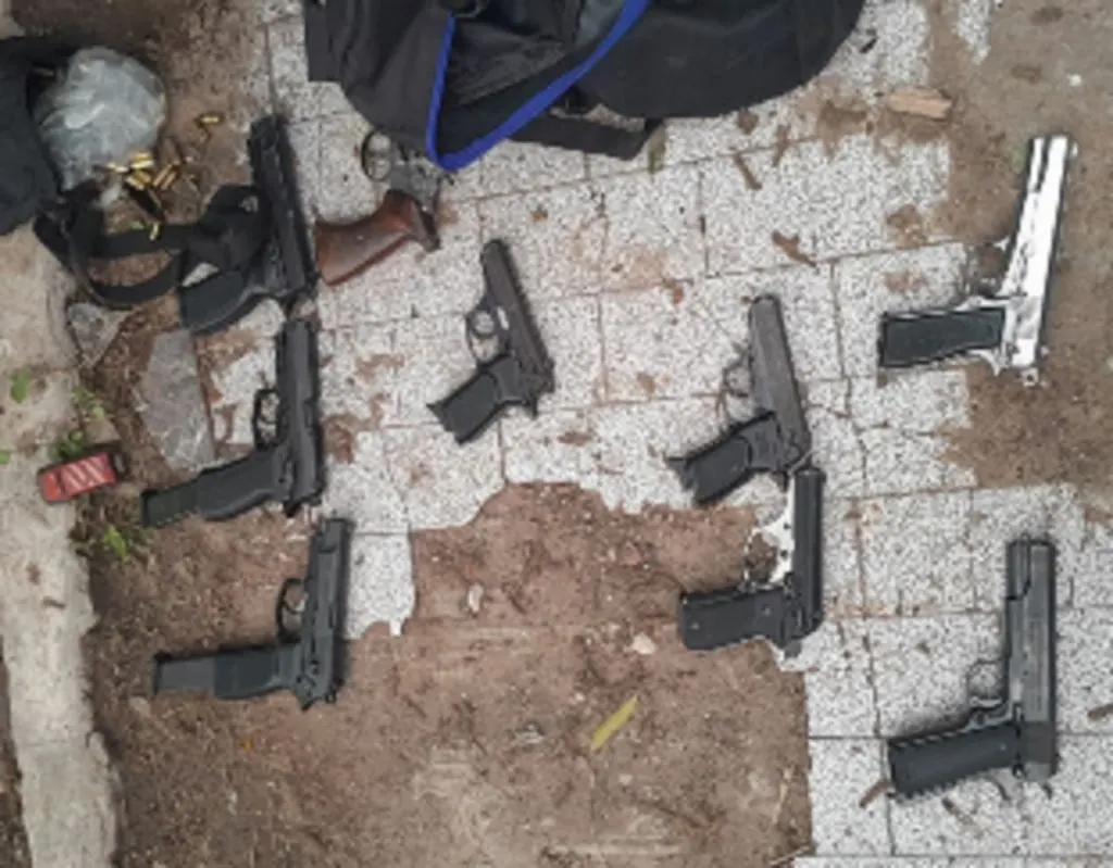 Balacera en Barrio Maccarone y secuestro de gran cantidad de armas
