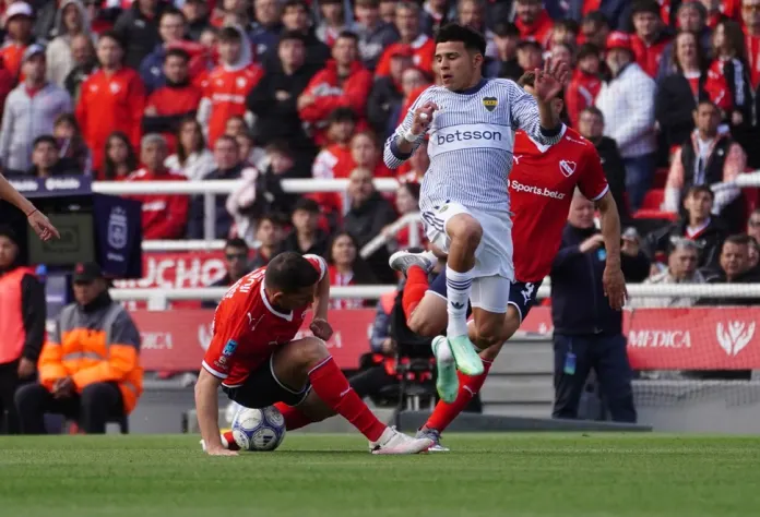 Boca e Independiente ya juegan el clásico en Avellaneda