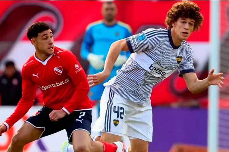 Boca venció a Independiente con un gol agónico de Herrera y llegó a la cima de la Tabla Anual