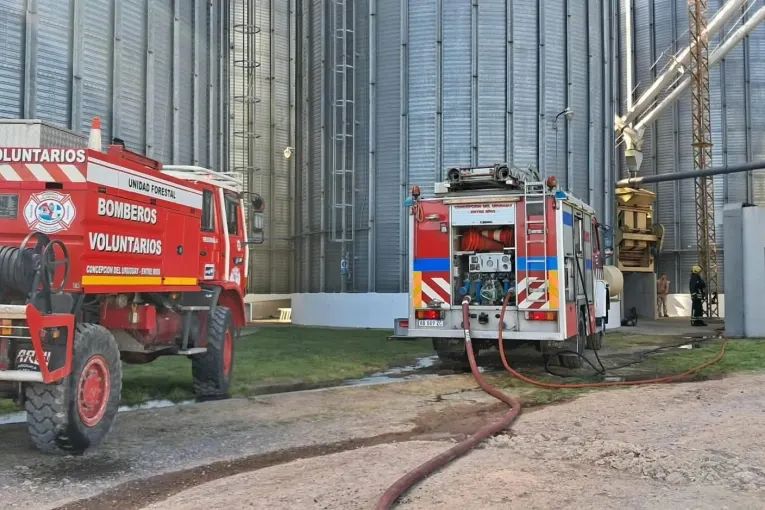 Bomberos combatieron un incendio en una planta de silos a la vera de la Autovía 14
