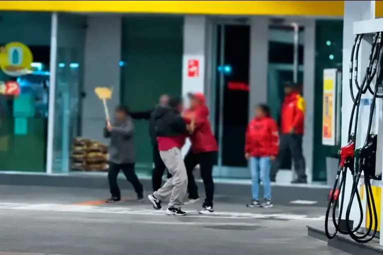 Brutal pelea en una estación de servicio: hubo golpes, escobazos y un ataque con arma blanca