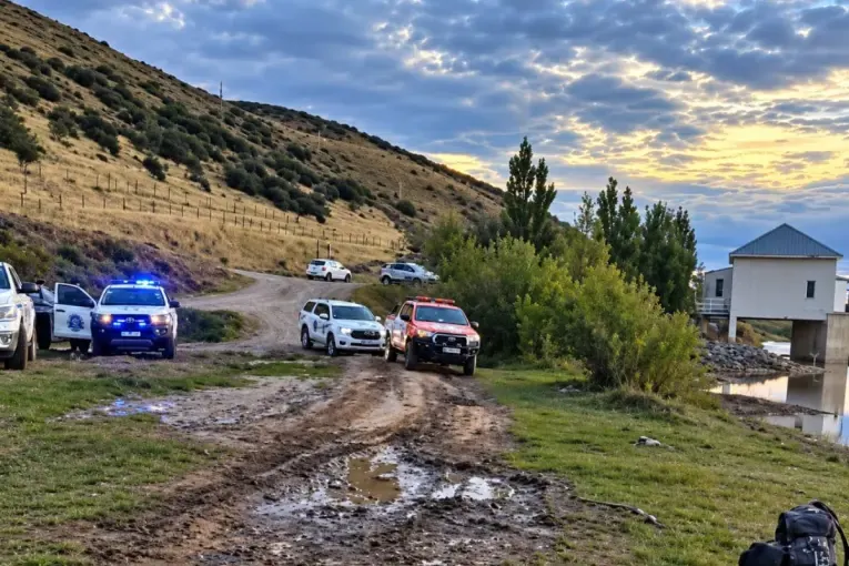 Buscan a dos menores en Santa Cruz: realizan rastrillajes en la zona del río