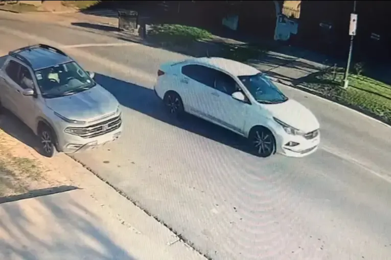 Buscan al conductor de un Fiat Cronos que chocó a dos motociclistas y se dio a la fuga