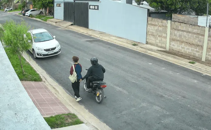Buscan cámaras de seguridad tras el acoso a una joven en calle Onetti en Paraná