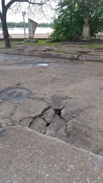 Calles deterioradas.  Un hundimiento en avenida Paysandú vuelve a exponer el estado de la zona portuaria