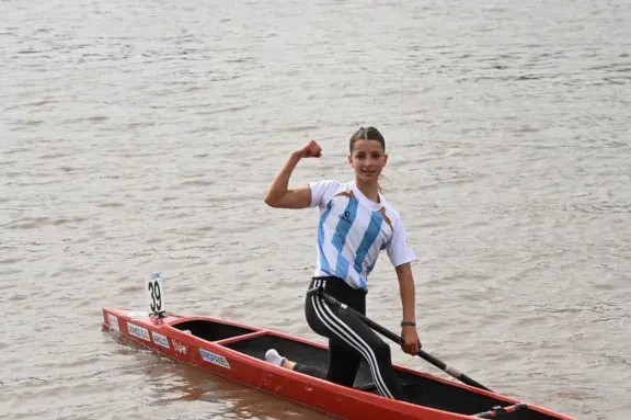 Camila Gómez Gusalli debutó en el Mundial de Canotaje con sus compañeros de hinchada