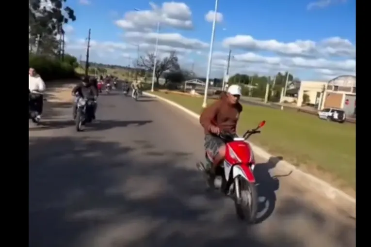 CAOS: Impunemente se filman corriendo «picadas» en moto en Villa Adela