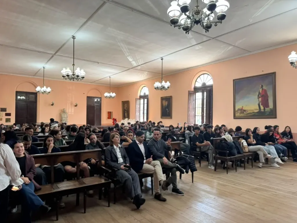 Capacitan a estudiantes de Concepción del Uruguay sobre el sistema de Boleta Única de Papel