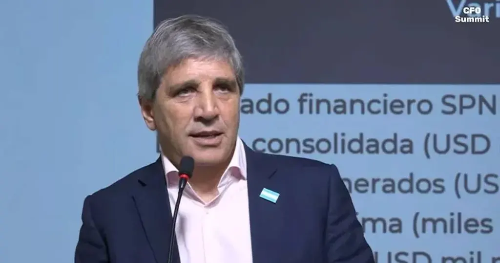 Caputo aseguró que Argentina tiene “un excedente de dólares” y afirmó que las inversiones del RIGI permitirán terminar de levantar el cepo