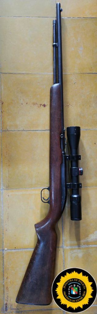 Caseros: Secuestran una carabina con mira telescópica en una causa por crueldad animal