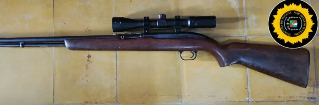 Caseros: secuestraron una carabina con mira telescópica en una causa por crueldad animal