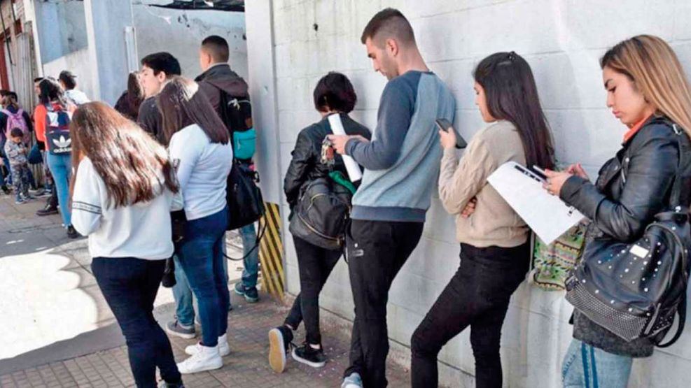 Casi seis millones de trabajadores están sin protección social y cobran hasta un 61% menos