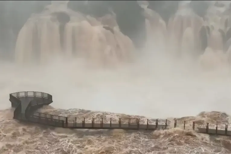 Cataratas del Iguazú: el caudal aumentó seis veces, cerraron circuitos y hay 154 evacuados en Misiones