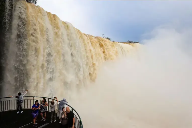 Cataratas del Iguazú: vuelven a cerrar circuitos turísticos por la fuerte crecida del río