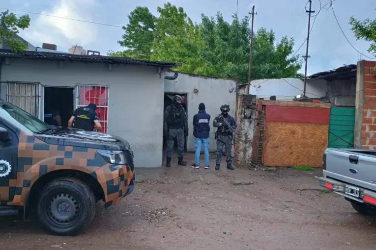 Cayeron dos jóvenes tras allanamientos por narcomenudeo en el barrio Zabalet