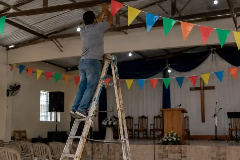 Cayó mientras decoraba una iglesia y ordenaron indemnizarlo con $115 millones