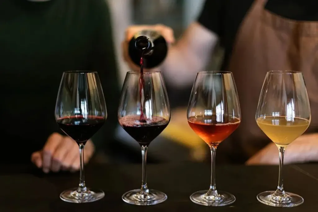 CECOM organiza una experiencia exclusiva con degustación de vinos y charla económica