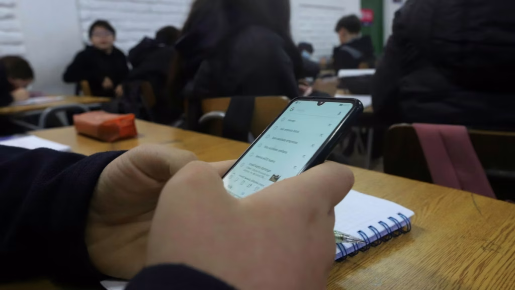 Celulares en el aula: La Rioja y Buenos Aires aceleran un mapa de regulaciones que todavía tiene huecos