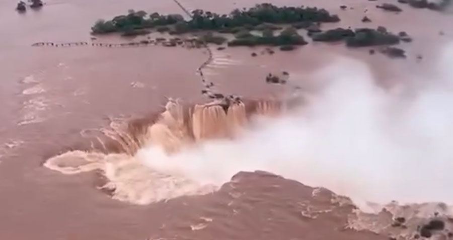 Cerraron los circuitos de las Cataratas del Iguazú por la impactante crecida del río