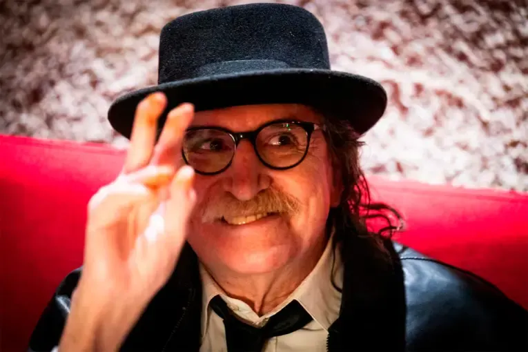 Charly García cumple 75 años y saludó a sus fans desde el balcón