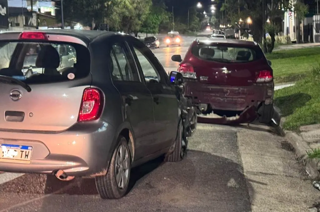 Chocaron dos autos en Paraná y una mujer fue trasladada al hospital