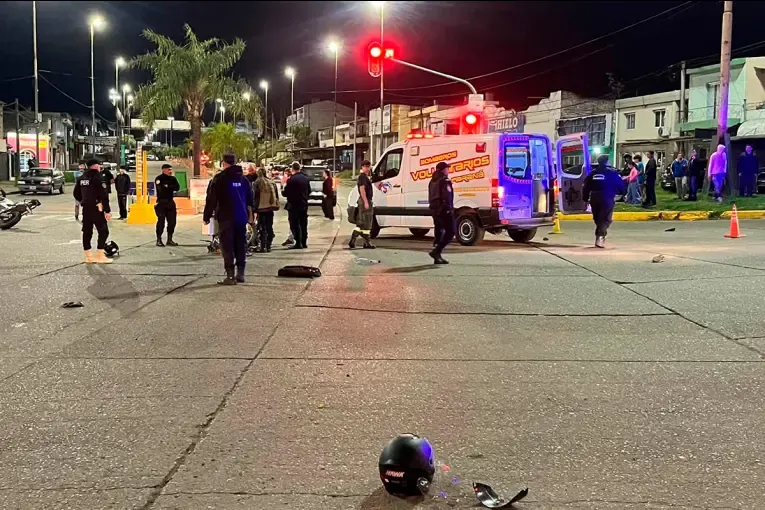 Chocaron dos motos en Paraná y tres personas resultaron heridas: fueron hospitalizadas
