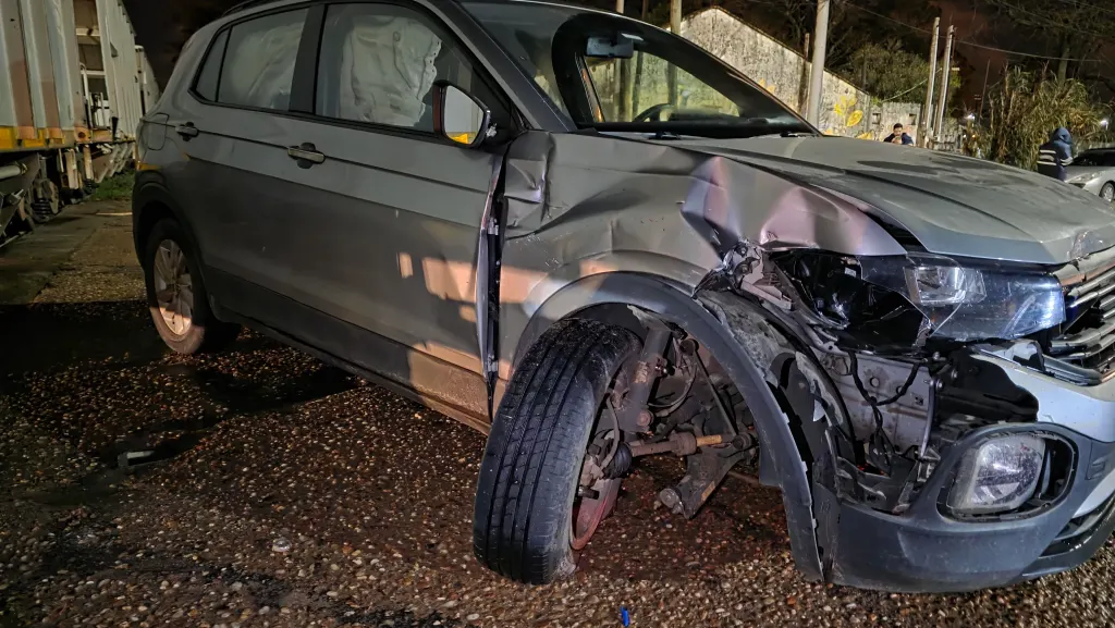 Chocó contra un tren de carga, salvó su vida pero destruyó el auto.