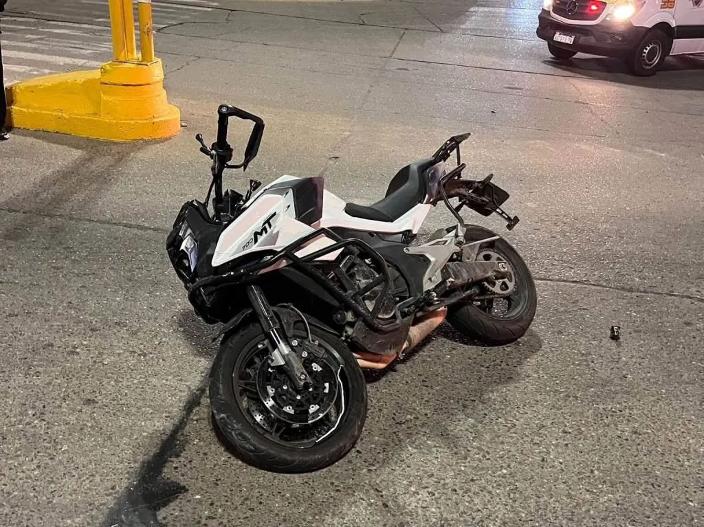 Choque entre dos motos en Avenida Ramírez y Laurencena dejó tres heridos