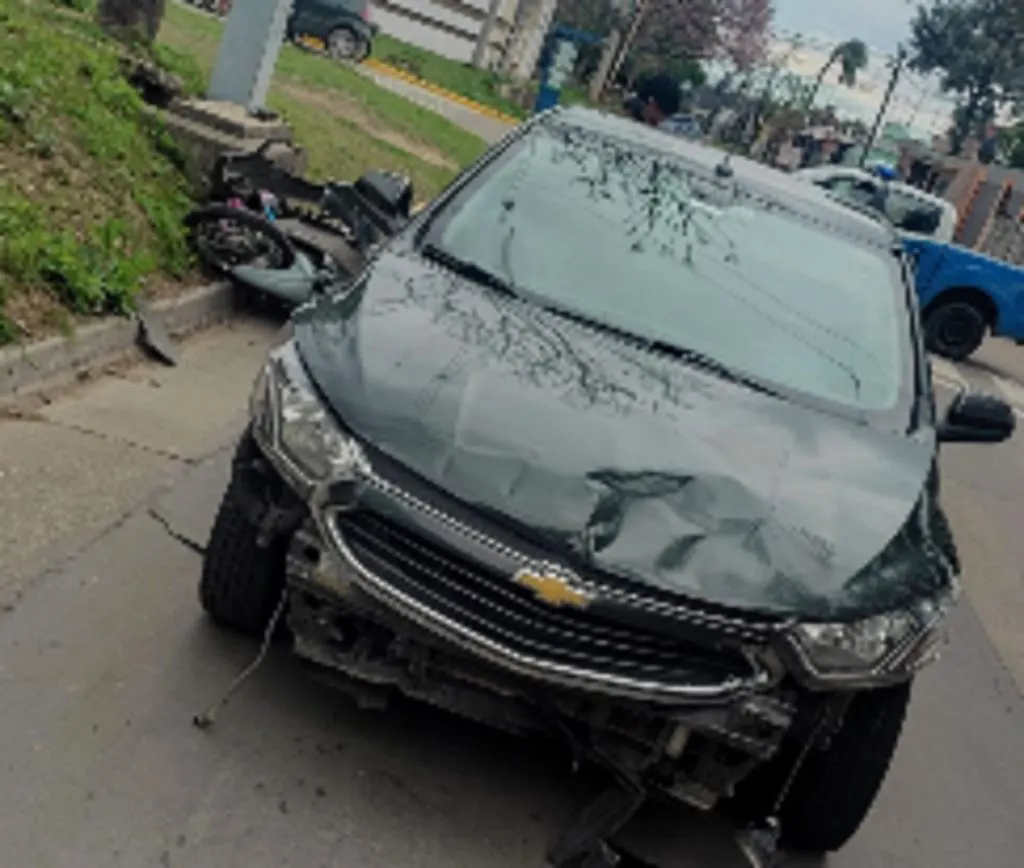 Choque entre moto y auto. Un herido fue trasladado al Hospital San Martín