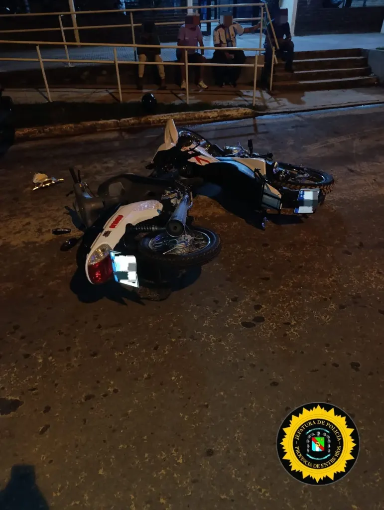 Choque entre motos con una joven lesionada