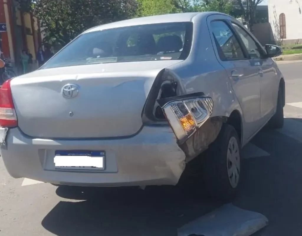 Choque entre un auto y una moto en Yrigoyen y Millán: el motociclista huyó tras el impacto