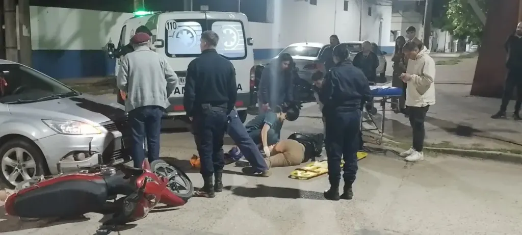 Choque entre una moto y un auto en Lucas Piriz y Alberdi